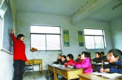 三位老師撐起農村希望小學 教室破爛透風漏雨