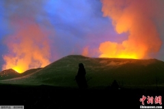 剛果(金)東部一火山巖漿噴發 紅光漫天