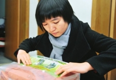 23歲女大學生辭高薪工作 當志愿者為孩子募冬衣