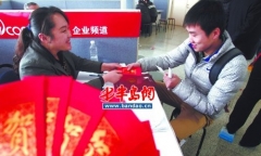 大學(xué)生招聘會(huì)人氣旺 企業(yè)備百個(gè)紅包送應(yīng)聘者