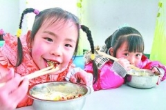 新學(xué)期，學(xué)生吃上放心便宜餐